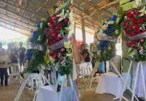 Imagem ilustrativa da imagem Vídeo: coroa de flores se mexe sozinha e assusta pessoas em velório