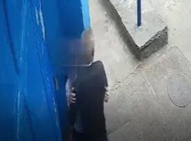 Imagem ilustrativa da imagem Vídeo flagra assédio a adolescente na porta de escola; veja