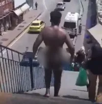 Imagem ilustrativa da imagem Vídeo: homem é visto andando pelado perto de estação de trem no Rio