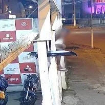 Imagem ilustrativa da imagem Vídeo: loja é invadida, e funcionários capturam suspeito em Niterói