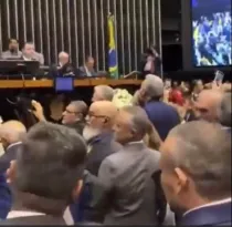 Imagem ilustrativa da imagem Vídeo mostra deputado do Rio dando tapa em colega durante sessão