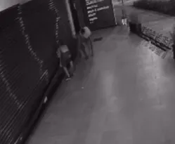 Imagem ilustrativa da imagem Vídeo mostra invasão e furto em loja de bicicletas em Niterói