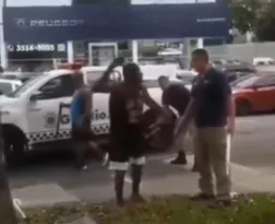 Imagem ilustrativa da imagem Vídeo: motoristas fazem buzinaço durante 'dura' da GM em ambulante