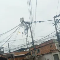 Imagem ilustrativa da imagem Vigilante é eletrocutado fazendo 'gato' em São Gonçalo; vídeo