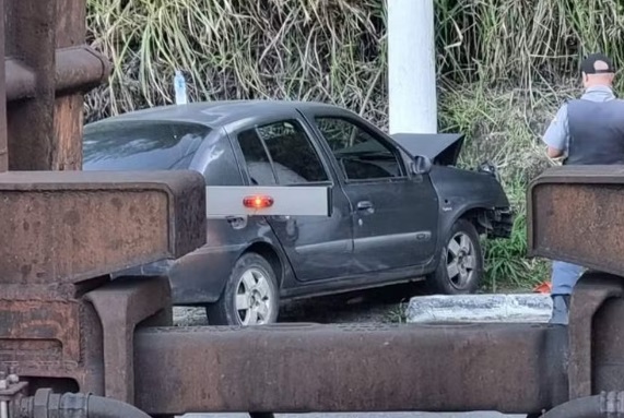 Acidente entre carro e trem deixa mulher ferida em Barra Mansa