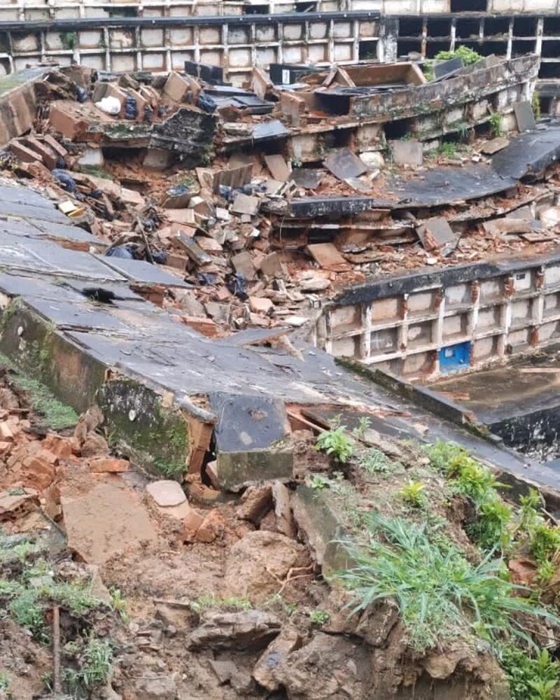 Caixões ficam à mostra após deslizamento em cemitério de Petrópolis