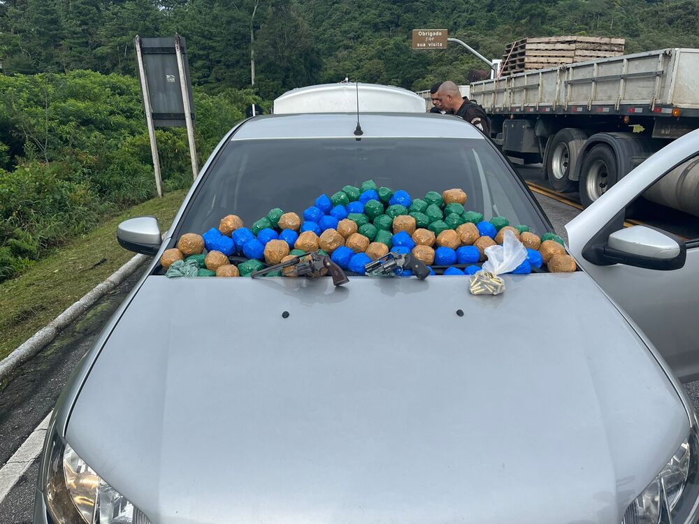 Homem tenta fugir de blitz mas acaba preso com drogas na RJ-116