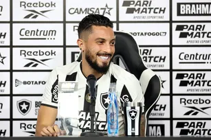 Imagem ilustrativa da imagem Alex Telles é apresentado pelo Botafogo: 'Ambição por títulos'