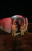 Imagem ilustrativa da imagem Ônibus com fiéis tomba na volta ao Rio e deixa feridos; vídeo