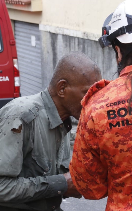 Herói de São Gonçalo: lutador salva idosos de incêndio