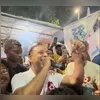 Rodrigo Neves comemora vitória ao lado da vice-prefeita eleita, Isabel Swan e eleitores