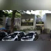 Os policiais encontraram 19 tabletes de maconha nas portas do carro