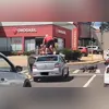 Imagem ilustrativa da imagem Briga de trânsito termina com socos e chutes no teto do carro; vídeo