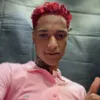 Imagem ilustrativa da imagem Com roupa e cabelo rosas, Oruam visita pai em presídio federal