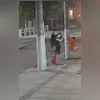 Mulher atacada está com medo de sair de casa, de acordo com uma denúncia