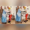 Imagem ilustrativa da imagem Idosa celebra 100 anos vestida de princesa e dançando com o maridão