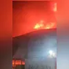 Imagem ilustrativa da imagem Incêndio de grandes proporções atinge galpão no Rio; vídeo