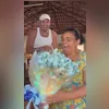 Imagem ilustrativa da imagem Influenciador presenteia mãe com buquê de dinheiro; veja o vídeo