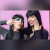 Kerollen e Nancy ofereceram uma banana e um macaco de pelúcia para duas crianças negras