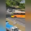 Operadores de trânsito orientam motoristas no trecho