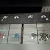 Todo o material apreendido, bem como os menores, foram encaminhados à 76ª DP (Centro)