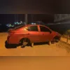Carro alvo de furto estacionado em cima de blocos de concreto