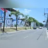 Jovem estava com os amigos se divertindo quando caiu do brinquedo