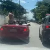 Imagem ilustrativa da imagem Sem pudor, mulher é filmada exibindo os seios para PMs; vídeo