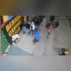 O carro em que as vítimas estavam ficou todo perfurado