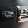 Mulher foi levada para a Delegacia Especializada de Atendimento à Mulher (DEAM)