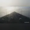 Um dos seguranças permaneceu em cima do veículo tombado fazendo a vigilância do carro