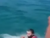 Ambulantes brigam dentro do mar na Região dos Lagos; vídeo