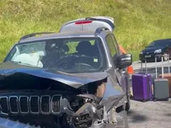 Acidente com 3 carros deixa morto e feridos na Rio-Santos
