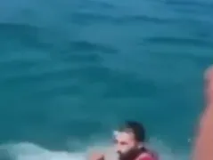 Ambulantes brigam dentro do mar na Região dos Lagos; vídeo