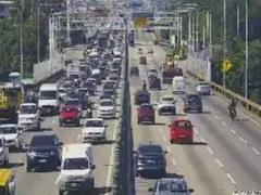 Batida entre carro e moto deixa ferido na Ponte Rio-Niterói