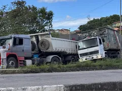 Caminhão enguiçado causa congestionamento na RJ-104