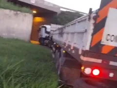 Caminhão quebra e fecha acesso em Itaboraí; vídeo