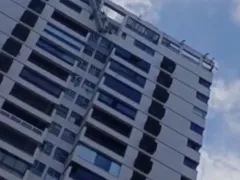 Corda de andaime se rompe e deixa homens pendurados no Rio; vídeo