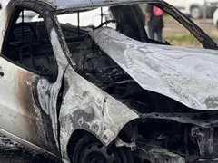 Fogo toma carro e motorista escapa ileso em São Gonçalo: 'Nasci de novo'