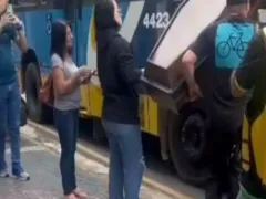 Homens entrando com caixão em ônibus chama atenção na web; vídeo