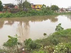 Mulher desaparece após cair em rio durante chuva na Baixada