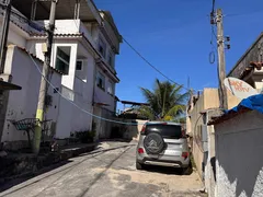 Na seca há quase 1 mês, mangueira é improvisada entre casas em São Gonçalo
