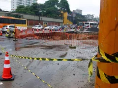 Pista liberada após reparo de cratera em Itaboraí