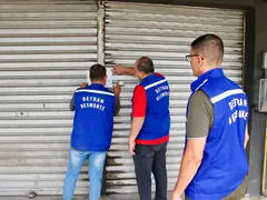 Três ferros-velhos ilegais são lacrados na BR-101, em Itaboraí
