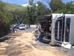 Tudo parado! Caminhão tomba e atrasa chegada à Serra de Petrópolis