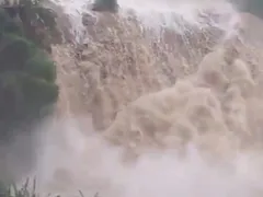Vídeo mostra força da água durante temporal em Petrópolis