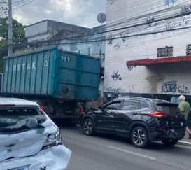 Acidente interdita faixas da Alameda São Boaventura, em Niterói