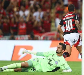 Artilheiro do Brasileirão, Arrascaeta celebra gol em vitória do Fla