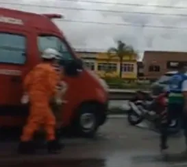 Batida entre carro e moto deixa tudo parado na RJ-104, em São Gonçalo