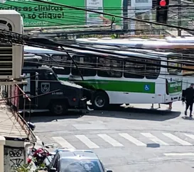 Caveirão da PM bate em ônibus no Rio; 12 feridos